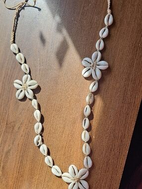 Vintage Handmade White Cowrie Shell Necklace With Flowers